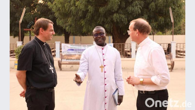 Bayerischer Besuch in Senegal: Bischof Stefan Oster im Gespräch mit Bischof André Gueye und Missio-Präsident Wolfgang Huber. Bild: Michael Krischer