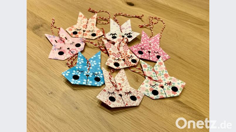 Buntes Papier, Klebepunkte und schwarzer Stift - schon haben die schnell zu bastelnden Hasen ein nettes Gesichtchen und träumen dem Frühling entgegen. Sie lassen sich prima an einen Osterstrauch hängen oder als Frühlings-Mobile dekorieren. Auch als Blickfang für selbst gebastelte Osterkarten machen die Origami-Hasen eine prima Figur. Bild: mia