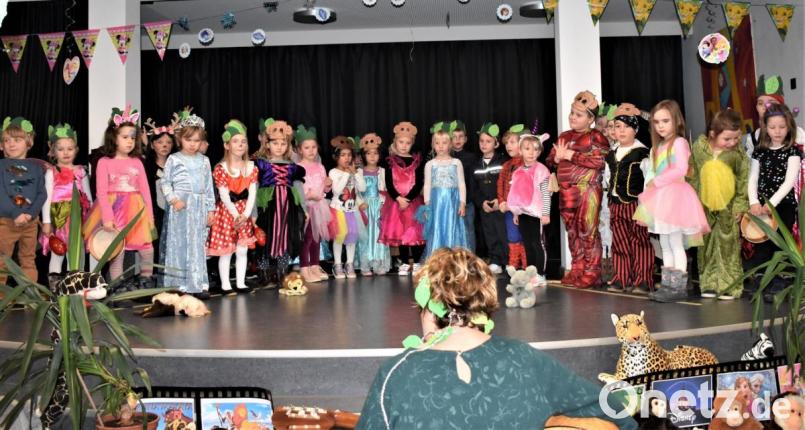 Wenn sich wilde Tiere zusammentun und feiern, ist Fasching in der Musikschule Vierstädtedreieck angesagt. Die Mädchen und Buben schmettern dabei den &quot;Dschungelsong&quot;. Bild: rgr