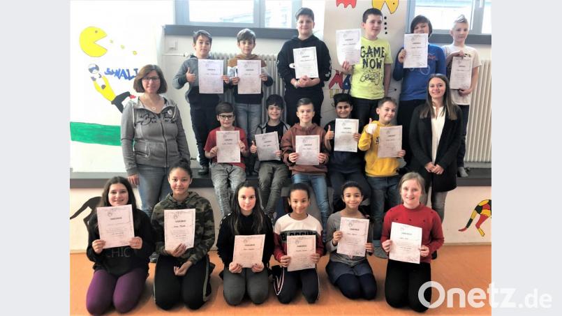 Am Ende des Selbstverteidigungskurses gibt es für die Fünftklässler der Grafenwöhrer Grund- und Mittelschule eine Urkunde. Bild: rgr