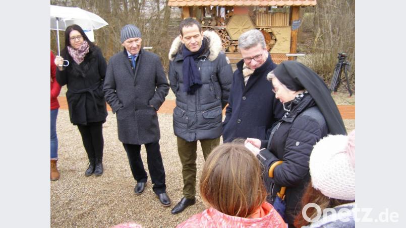 Von links Rektorin Kerstin Reiter, Zweiter Bürgermeister Karlheinz Hoyer, MdB Albert Rupprecht sowie Wissenschaftsminister Bernd Sibler und Laetitia Fecht bei der Begrüßung. Bild: pz