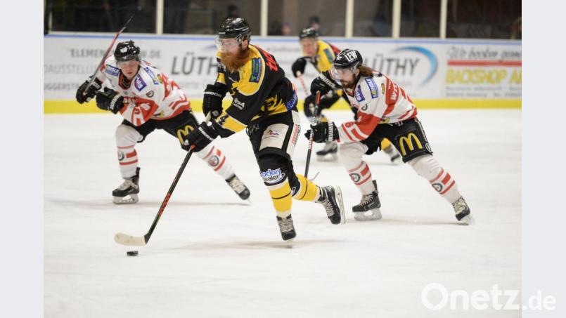 Schlechte Erinnerungen hat der ERSC Amberg an den ESV Buchloe. Im Auftaktspiel der Aufstiegsrunde Mitte Januar unterlagen die Löwen (im Bild Andreas Hampl am Puck) mit 2:6. Die Pirates aus Schwaben machten damals mit einem Doppelschlag binnen 23 Sekunden den Sack zu. Bild: Andreas Brückmann
