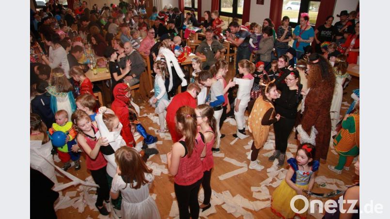 Beim Mumienspiel war Schnelligkeit, danach schnelles Aufräumen angesagt. Bild: wro