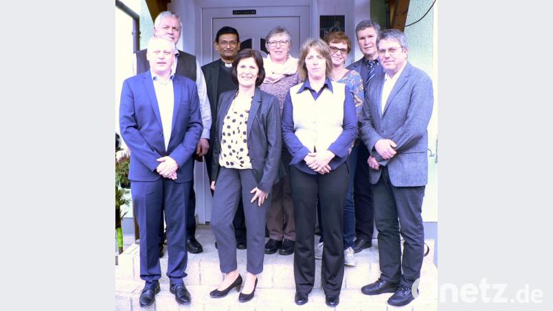 Der neue Vorstand des VdK-Ortsvereins mit den Ehrengästen: (vorne, von links) Bürgermeister Jürgen Kürzinger, Helga Friedl (Vorsitzende), Gabi Böhm (Kassiererin), Dr. Markus Schäfer (Beisitzer) sowie (hinten, von links) Josef Regner (stellvertretender Vorsitzender), Pfarrer Augustin Lobo, Maria Thumbeck (neue Frauenbeauftragte), Petra Lettner (neue Schriftführerin) und Kreisvorsitzender Josef Rewitzer. Bild: exb