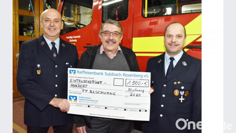 Eine außergewöhnliche Spendenaktion: Mathias Wankel aus Neuöd überreicht als Privatperson. einen Scheck in Höhe von 1500 Euro an den Vorsitzenden der Feuerwehr Illschwang, Georg Graf (rechts), und seinen Stellvertreter Konrad Hochholzer (links). Bild: no