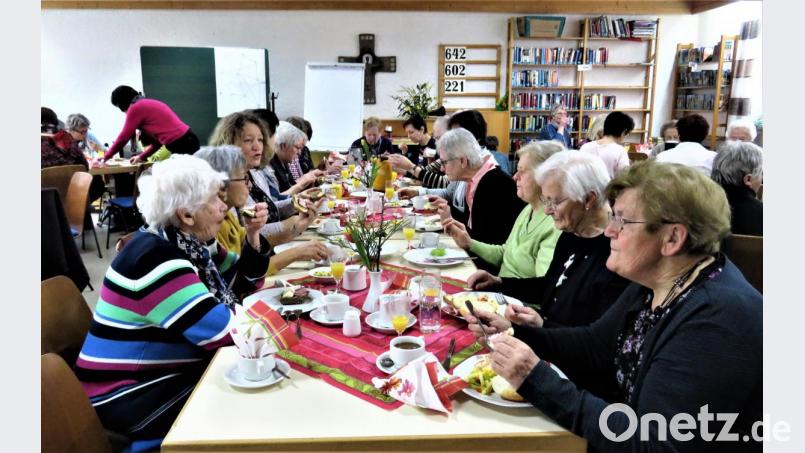 An den Tischen konnten sich die Frauen während des Frühstücks nett unterhalten. Bild: ubb