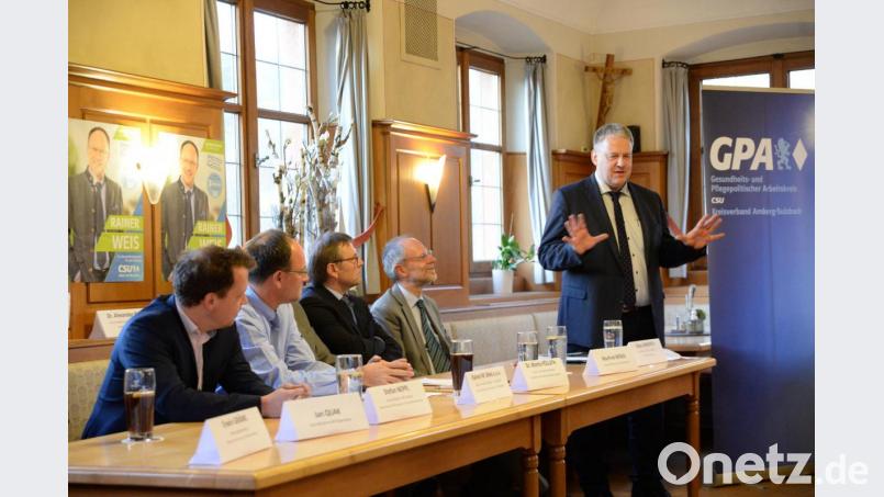Auch Landrat Richard Reisinger (rechts) zeigte großes Interesse am Thema ambulante Notfallversorgung. Bild: Andreas Brückmann