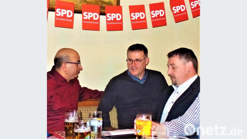 Abstimmung der Meinungen ist lebensnotwendig. Die SPD-Bürgermeisterkandidaten Mehmet Begen aus Kohlberg (von links), Rainer Vater aus Weiherhammer und Kreisvorsitzender Markus Ludwig aus Störnstein beraten sich in Röthenbach. Alle drei empfehlen sich auch als Kreistagskandidaten. Bild: jml