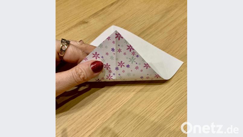 Schritt 2: Nun auch die gegenüberliegende Spitze nach oben falten. Bild: mia