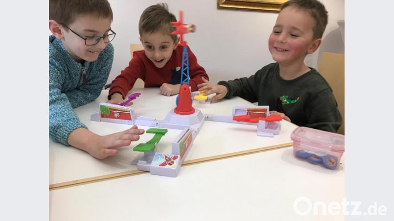 Die drei Buben haben Spaß beim Spiel „Looping Louie“. Cilli Bartsch und Steffi Stahl stellten die Spiele zur Verfügung. Bild: exb/Janka Hannemann-Mathes