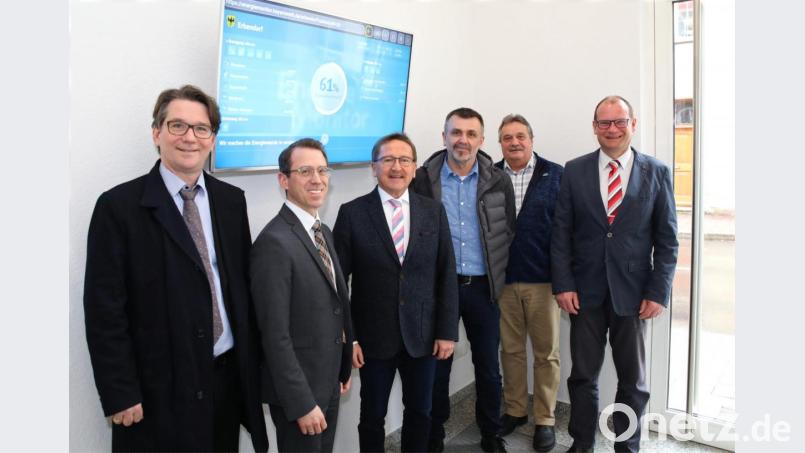 Gleich im Eingangsbereich des Rathauses ist der Energiemonitor angebracht. Auf dem Bild die Vertreter des Bayernwerk mit (von links) Markus Windisch, Dr. Andre Zorger und Albert Bader (Dritter von rechts) mit Bürgermeister Hans Donko (Dritter von links) sowie Bauamtsleiter und Energiefachwirt Dieter Döppl (Zweiter von rechts) und Amtsrat Hubert Wojtenek. Bild: JOCHEN NEUMANN 
ERBENDORF