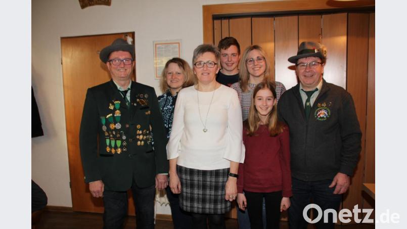 Das sind die Vereinsmeister der Grenzladschützen Pullenried 2020, eingerahmt von Schüt-zenmeister Manfred Becher (links) und Schießleiter Oliver Roth (rechts). Bild: frd