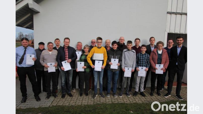 Die Sportfreunde Kondrau zeichneten langjährige Mitglieder aus, die zum Teil schon seit fünf Jahrzehnten dem Verein die Treue halten. Bild: kro