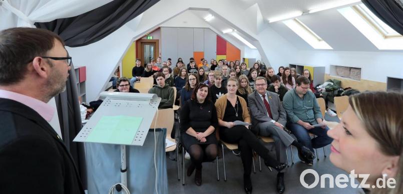Stellvertretender Schulleiter Georg Meyer (links am Rednerpult) hieß die MRG-Schüler und die Gymnasiasten aus Sokolov zum Projekttag in Amberg willkommen. Geplant für heuer sind vier deutsch-tschechische Treffen. Bild: Wolfgang Steinbacher