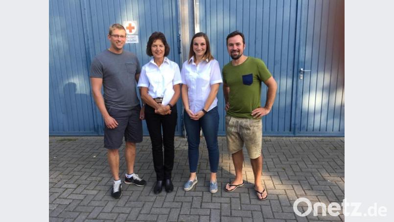 Tobias Knauer (links) und Ludwig Fritsch (rechts) überreichen an Dr. Gudrun Graf (Zweite von links) und Sandra Ehinger (Zweite von rechts), stellvertretende Bereitschaftsleiterin beim BRK Neustadt eine Spende von mehr als 1000 Euro für den Neubau des Rot-Kreuz-Heimes in Neustadt. Bild: krb