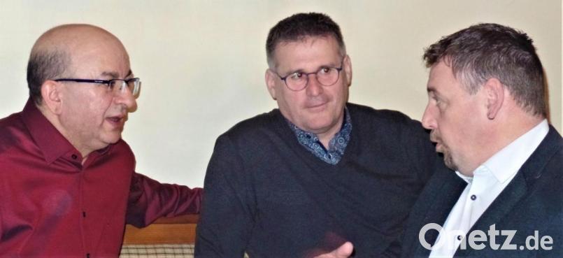 Abstimmung der Meinungen ist lebensnotwendig. Die SPD-Bürgermeisterkandidaten Mehmet Begen aus Kohlberg (von links), Rainer Vater aus Weiherhammer und Kreisvorsitzender Markus Ludwig aus Störnstein beraten sich in Röthenbach. Alle drei empfehlen sich auch als Kreistagskandidaten. Bild: jml