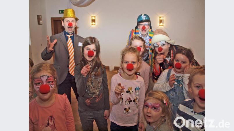 Viel Spaß haben die Kinder mit Hans Ram (mit Zylinder) als Clown. Bild: sön