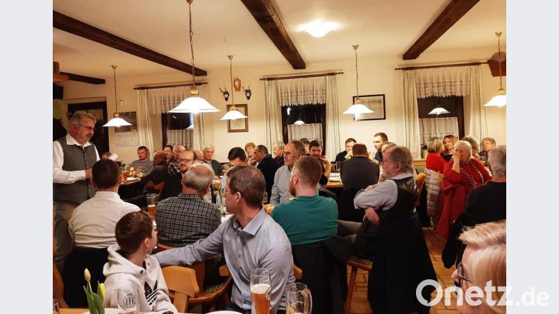 Das CSU-ÜW Kandidatenteam mit Bürgermeisterkandidaten Karlheinz Schultes stellen sich beim Bürgergespräch den Fragen der Besucher. Bild: ilt