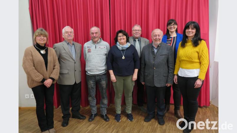 Kreisvorsitzende Martina Thöns (links) und Bezirksvorsitzende Katja Meidenbauer (Zweite von rechts) gratulierten den langjährigen Mitgliedern Rainer Sollfrank, Rudi Greger, Birgit Tanner, Gerhard Dettenhöfer, Heinrich Thurn und Karin Sieber (von links). Bild: jzk