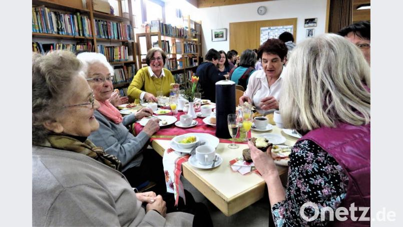 Die Frauen bedienten sich gern am reich gedeckten Tisch und nutzten das Frühstück für ausgiebige Gespräche. Bild: ubb