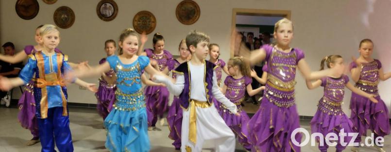 In ihren fantasievollen Kleidern entführt die Kindergarde der Faschingsgesellschaft Stulln unter dem Motto „Eine Reise um die Welt“ tänzerisch in die orientalische Märchenwelt. Bild: ohr
