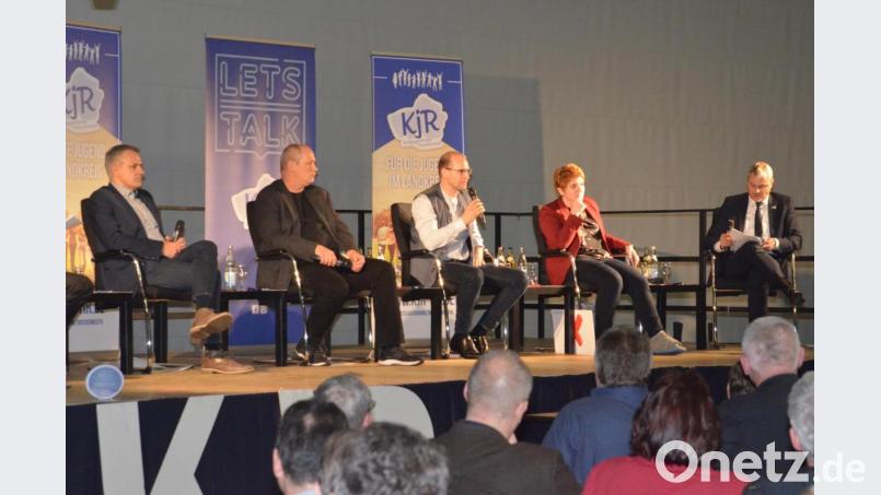 Die vier Landratskandidaten (von links) Roland Grillmeier (CSU), Thomas Döhler (SPD), Ely Eibisch (Freie Wähler) und Anna Toman (Grüne) präsentieren ihre Ideen für den Landkreis. Moderator Jürgen Preisinger (rechts) leitet auch die Fragen der Bürger weiter. Bild: Benkhardt