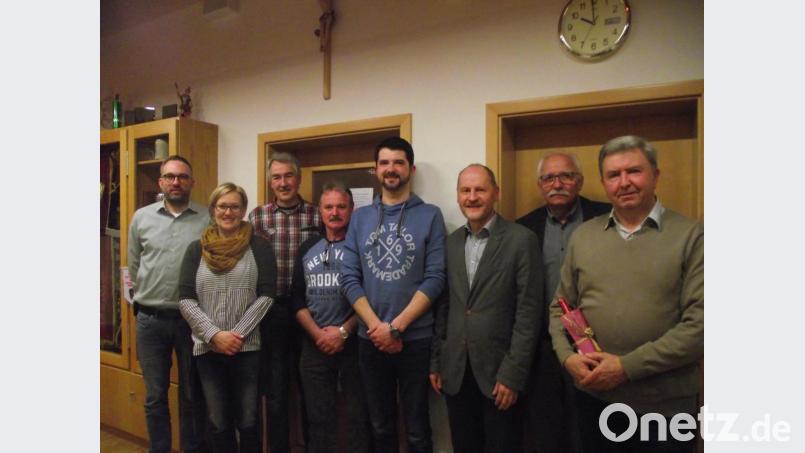 Die Vorstandschaft der Muglhofer Jagdgenossenschaft mit ihrem Jagdpächter und den Vertretern der Jagdbehörde. Lobende Worte gab es dabei für den ausscheiden Kassier Hermann Hilburger (rechts). Sein Sohn Tobias folgt ihm nach (4. v. rechts) Bild: ror