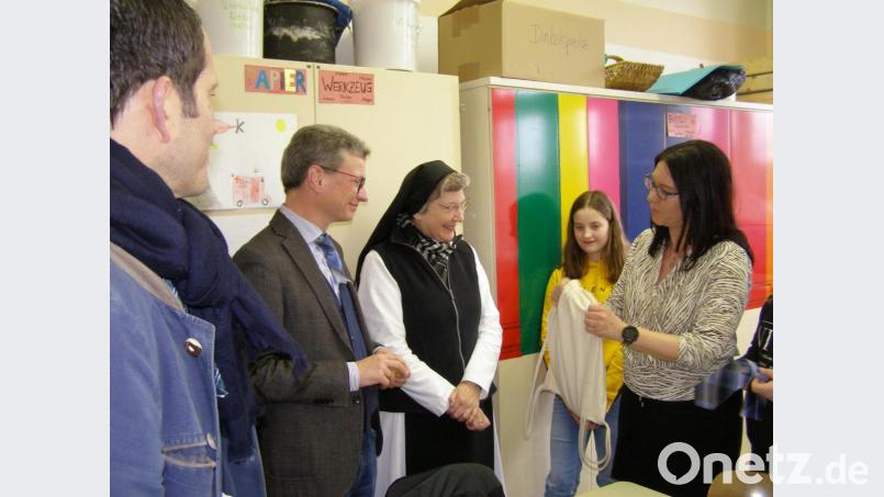 Am Ende überreichte Rektorin Kerstin Reiter eine Stofftasche mit dem Logo der Mädchenrealschule an den Minister. Bild: pz