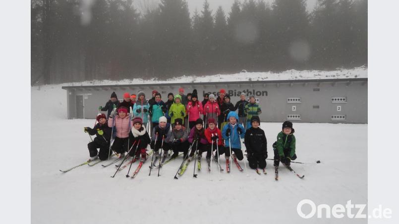 Gut ausgestattet ist die Grundschule Plößberg mit Langlaufausrüstung. Nach dem Schneefall in der vergangenen Woche wurde deshalb kurzfristig der Skikurs für die vierten Klassen der Grundschule auf der Silberhütte angesetzt. Bild: ws