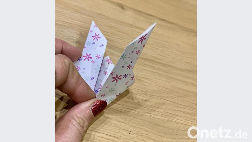 Schritt 4, zweiter Teil: Schon sind die Ohren unseres Osterhasen deutlich zu erkennen. Bild: mia