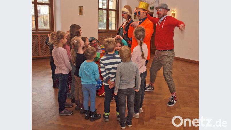 Mit großem Trara wurde durch die Clowns Olivia, Mücke und Locke der SPD-Vorsitzende Hans Ram mit Hilfe der Kinder ebenfalls in einen Clown verwandelt. Bild: sön