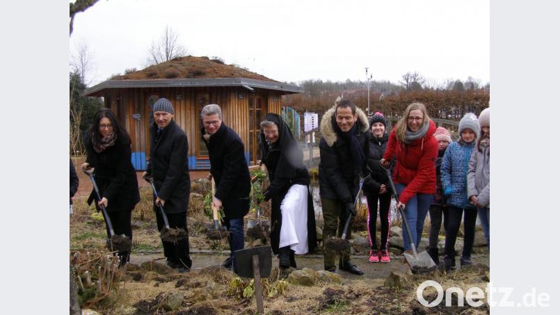 Mit einem symbolischen Spatenstich im Naturerlebnisgarten gestartet wurde das neue Wahlfach &quot;Perlentaucher 2.0&quot;, bei dem das Wissen um die Traditionelle Europäische Klosterheilkunde im Vordergrund steht. Von links Rektorin Kerstin Reiter, Zweiter Bürgermeister Karlheinz Hoyer, Minister Bernd Sibler, Äbtissin Laetitia Fech, MdB Albert Rupprecht sowie Johanna Härtl (Leiterin Umweltstation) zusammen mit einigen &quot;Perlentaucher&quot;-Schülerinnen. Bild: pz