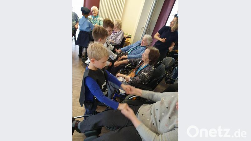 Die Vorschulkinder der Kindertagesstätte St. Vitus bringen beim Besuch im Haus Evergreen in Schnaittenbach Schwung und beste Faschingslaune mit, von der sich die Senioren schnell anstecken lassen. Bild: ads