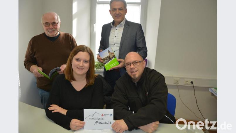 BRK-Bereitschaftsleiter Robert Hoyer (vorne rechts), Seniorenbüroleiterin Christiane Bleistein, Seniorenbeauftragter Ernst Bayer (links) und Bürgermeister Roland Grillmeier informierten über bisherige Angebote und den Aufbau einer Nachbarschaftshilfe. Bild: jr
