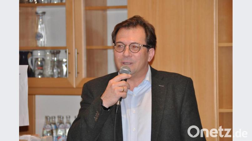In einem vollen Gemeinschaftshaus erläuterte Bürgermeisterkandidat Franc Dierl (stehend), wo er in der Gemeinde Handlungsbedarf sieht. Bild: ak