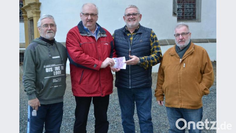 Roberto Troll, Josef Schmid und Sigurd Passow (von links) überreichen 1000 Euro an Herbert Putzer, Vorsitzender der Kinderkrebshilfe in der Region Oberpfalz Nord. Bild: dob