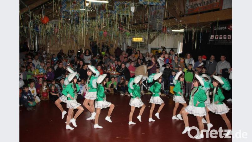 Die Jugendgarde der Tanzgruppe Grün-Weiß Oberviechtach begeisterte die Kinder zunächst mit einem tollen „Gardemarsch“ und entführte mit dem Showtanz in die „Galaxy“. Da konnten die Kinder (hinten) nur stauenden und begeistert zusehen. Bild: frd
