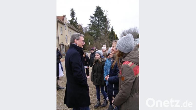 Minister Bernd Sibler unterhielt sich im Naturerlebnisgarten mit den Schülerinnen. Bild: pz