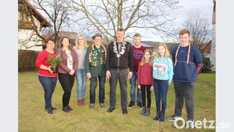 Den Titel des Schützenkönigs holte sich in diesem Jahr Hans Hanauer (Bildmitte), Schüt-zenliesl wurde Lea Becher (zweite von links) und den Titel des Jugendkönigs holte sich Emily Greber (zweite von rechts) eskortiert von ihren Rittern. Bild: frd