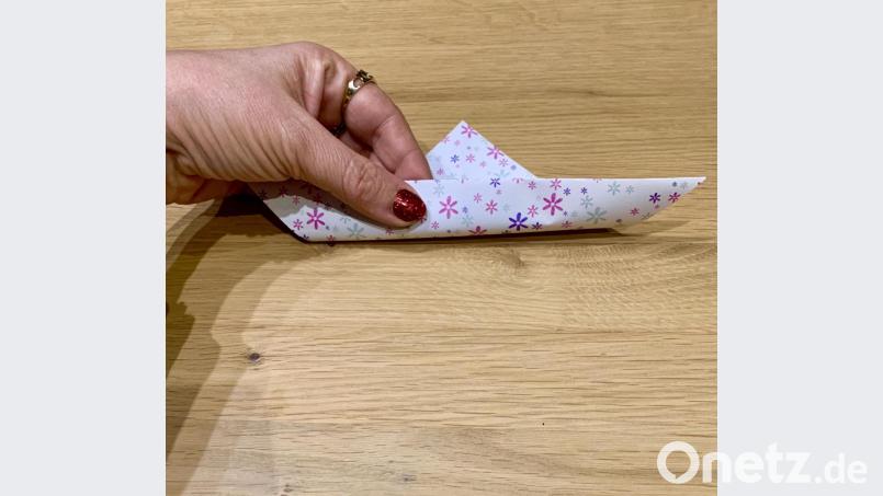 Schritt 3: Die Basis des Papier-Dreiecks wird rund zwei Zentimeter nach oben gefaltet. Bild: mia