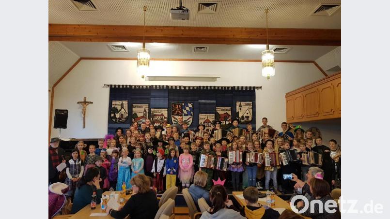 Die Darbietungen der jungen Künstler wurden mit viel Beifall honoriert. Wolfgang Ziegler bedankte sich bei den Eltern und Großeltern, die die Musikschule großartig unterstützen. Bild: gi