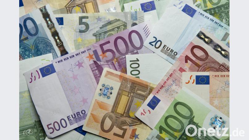 Das Geld sitzt bei vielen Menschen in Bayern nicht so locker wie auf diesem Bild. Archivbild: Daniel Reinhardt/dpa