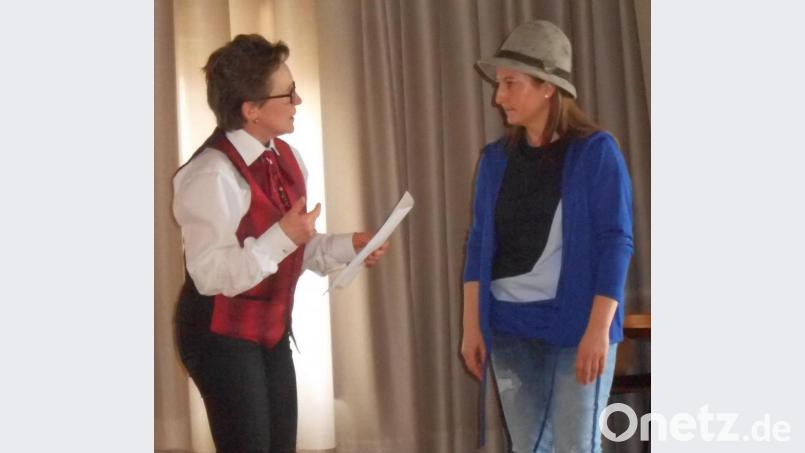 Einen schweren Stand hatte Quizmasterin Claudia Porst und mit ihrer Kandidatin Christine König (von links). Bild: mez