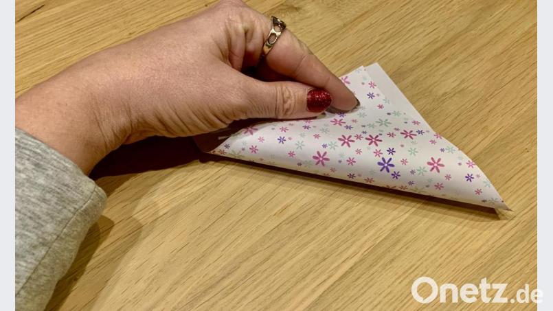 Schritt 1: Das Papier zu einem Dreieck falten und danach wieder aufklappen. Bild: mia