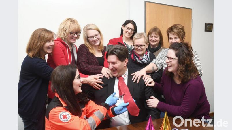 Mit einem sauberen Schnitt muss der Schlips von Sandro Galitzdörfer dran glauben. Am Weiberfasching teilt der BRK-Chef das Schicksal vieler Krawattenträger. Bild: Gabi Schönberger