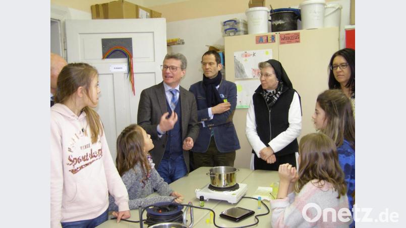 &quot;So stelle ich mir den Unterricht vor&quot;, freute sich der Minister über die Präsentation der Schülerinnen. Bild: pz
