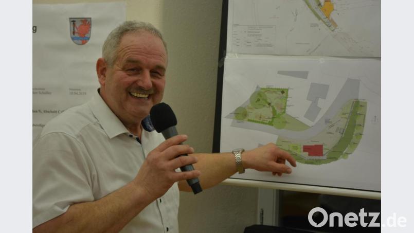 Bürgermeister Johann Burger erklärt die Neugestaltung des Vorplatzes beim Feuerwehrhaus Leonberg. Entstehen soll im Umfeld auch ein Erlebnisspielplatz. Bild: jr