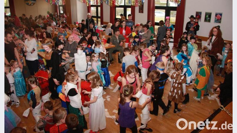 Der Turnerbund ließ keine Möglichkeit aus, um die Kinder auf die Tanzfläche zu locken. Hin und wieder prasselte auch ein Bonbon-Regen nieder. Bild: wro