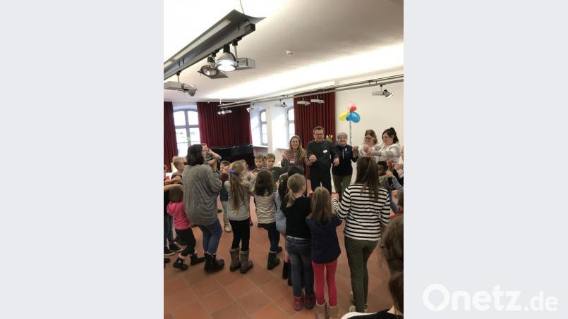 Zu Beginn des Spielenachmittags im Museumsquartier tanzten die 30 Teilnehmer gemeinsam den „Rucki-Zucki“-Tanz. Organisiert hatte die Aktion Janka Hannemann-Mathes (Fünfte von rechts) vom Stadtmarketingverein. Bild: exb/Janka Hannemann-Mathes