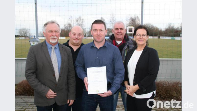 Andreas Eckstein (Mitte) und Peter Schlicht (Zweiter von rechts) ehrte der SV Poppenreuth für 25 Jahre Treue zum Sportverein. Uwe Wopperer (Zweiter von links) wurde für seine vielfältige Mitarbeit und sein ehrenamtliches Engagement ausgezeichnet. Den Geehrten gratulierten Vorsitzender Heribert Pickert (links) und Bürgermeisterin Friederike Sonnemann. Bild: fpoz